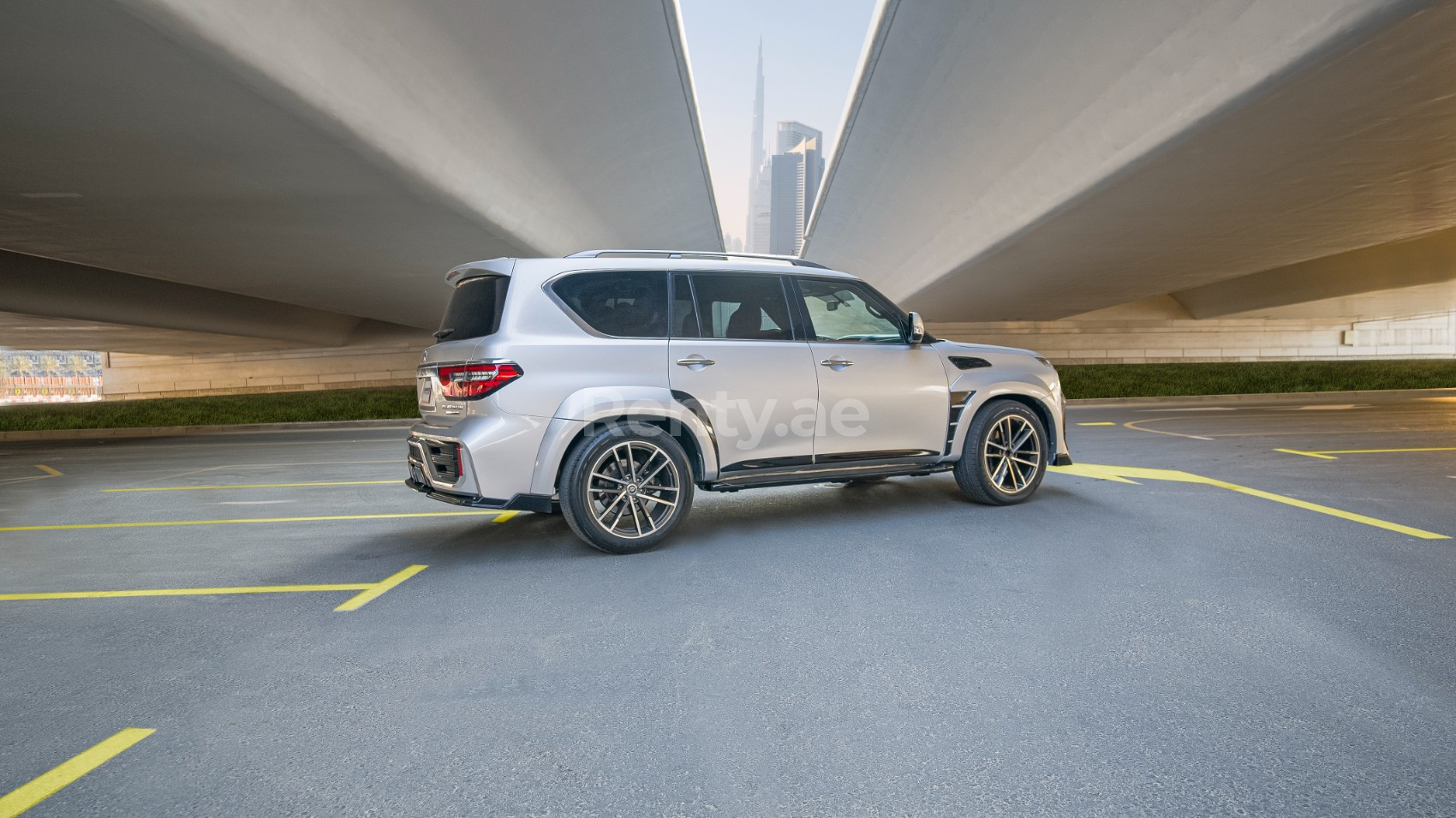 Argento Nissan Patrol hawk kit in affitto a Abu-Dhabi 1