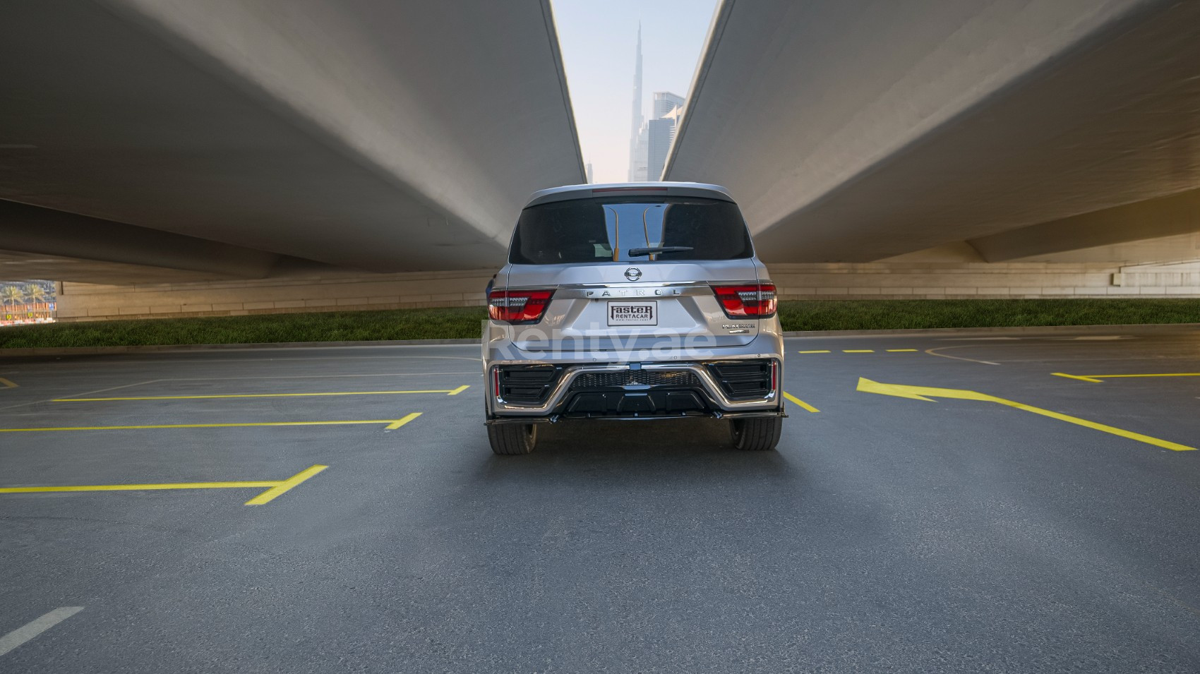 Silber Nissan Patrol hawk kit zur Miete in Abu-Dhabi 2