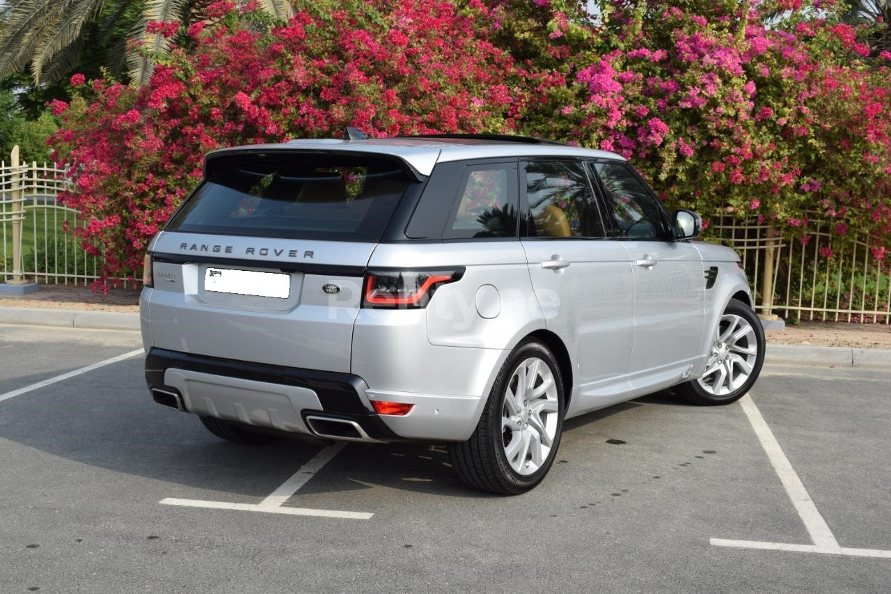 Silber Range Rover Sport zur Miete in Abu-Dhabi 3