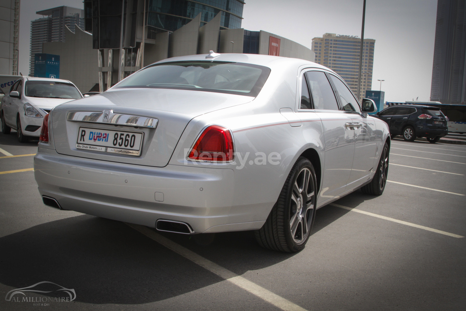 Gris plateado Rolls Royce Ghost en alquiler en Dubai 2