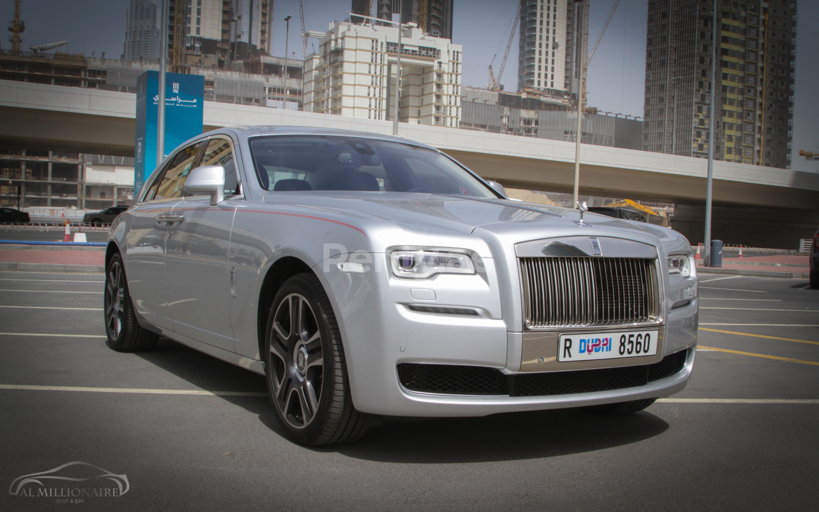 Gris Argenté Rolls Royce Ghost en location à Abu-Dhabi