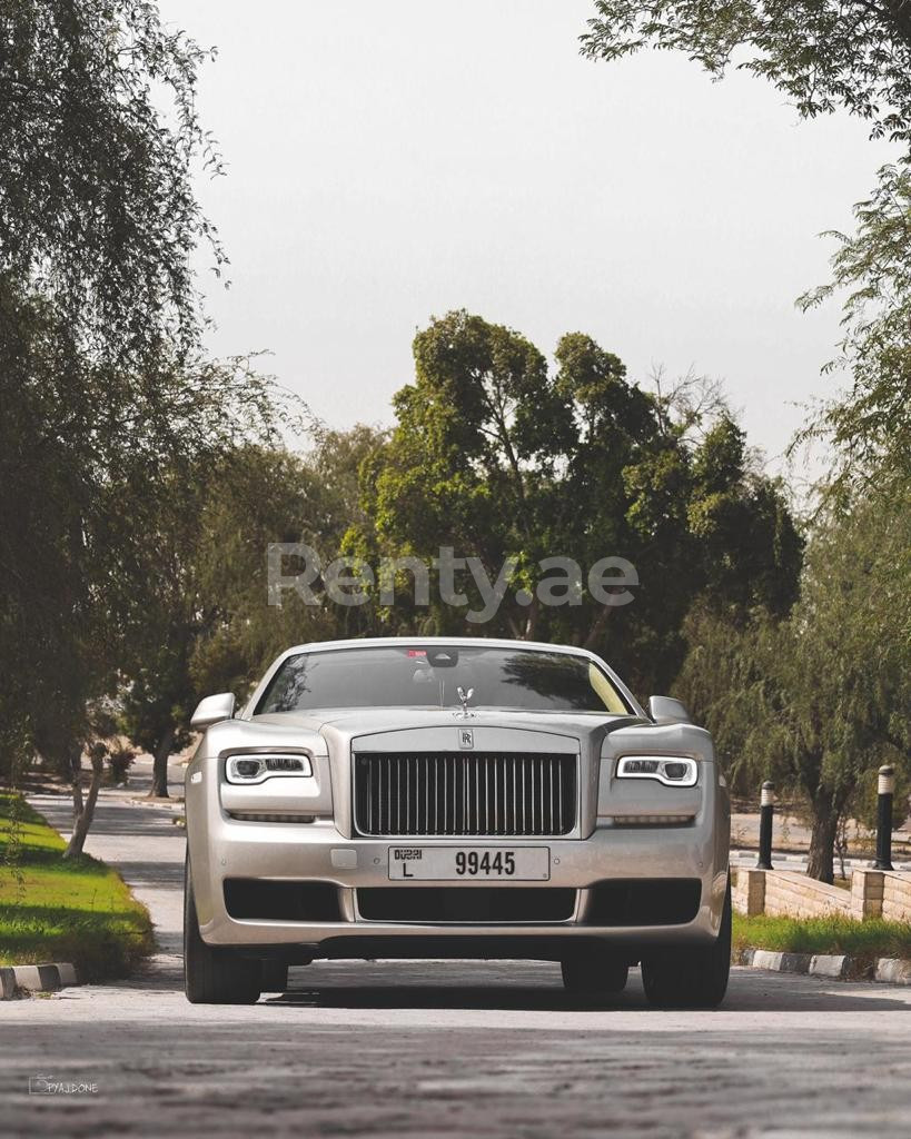 Plata Rolls Royce Ghost en alquiler en Abu-Dhabi 7