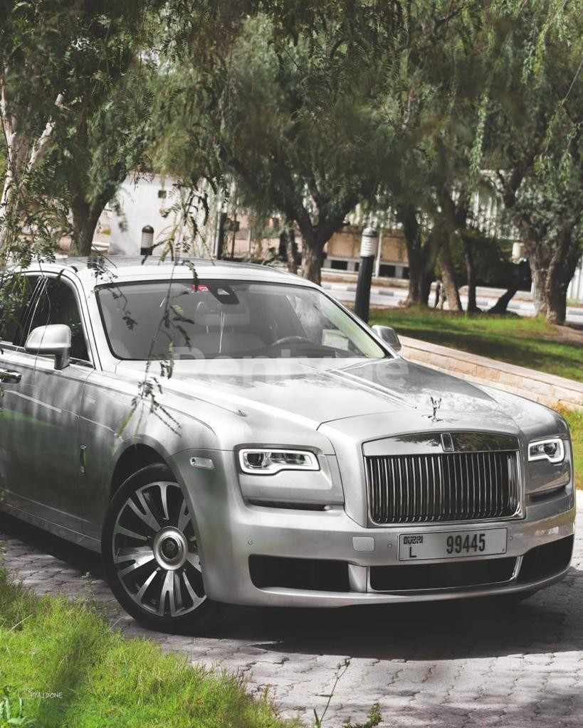 在迪拜租赁银 Rolls Royce Ghost 9