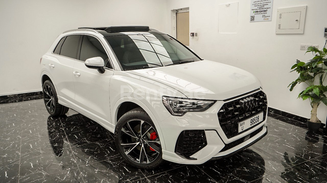 Gris blanc 2021 Audi Q3 with RS3 bodykit en location à Abu-Dhabi 0