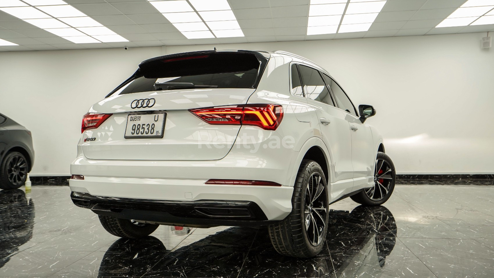 Bianco grigio 2021 Audi Q3 with RS3 bodykit in affitto a Dubai 2