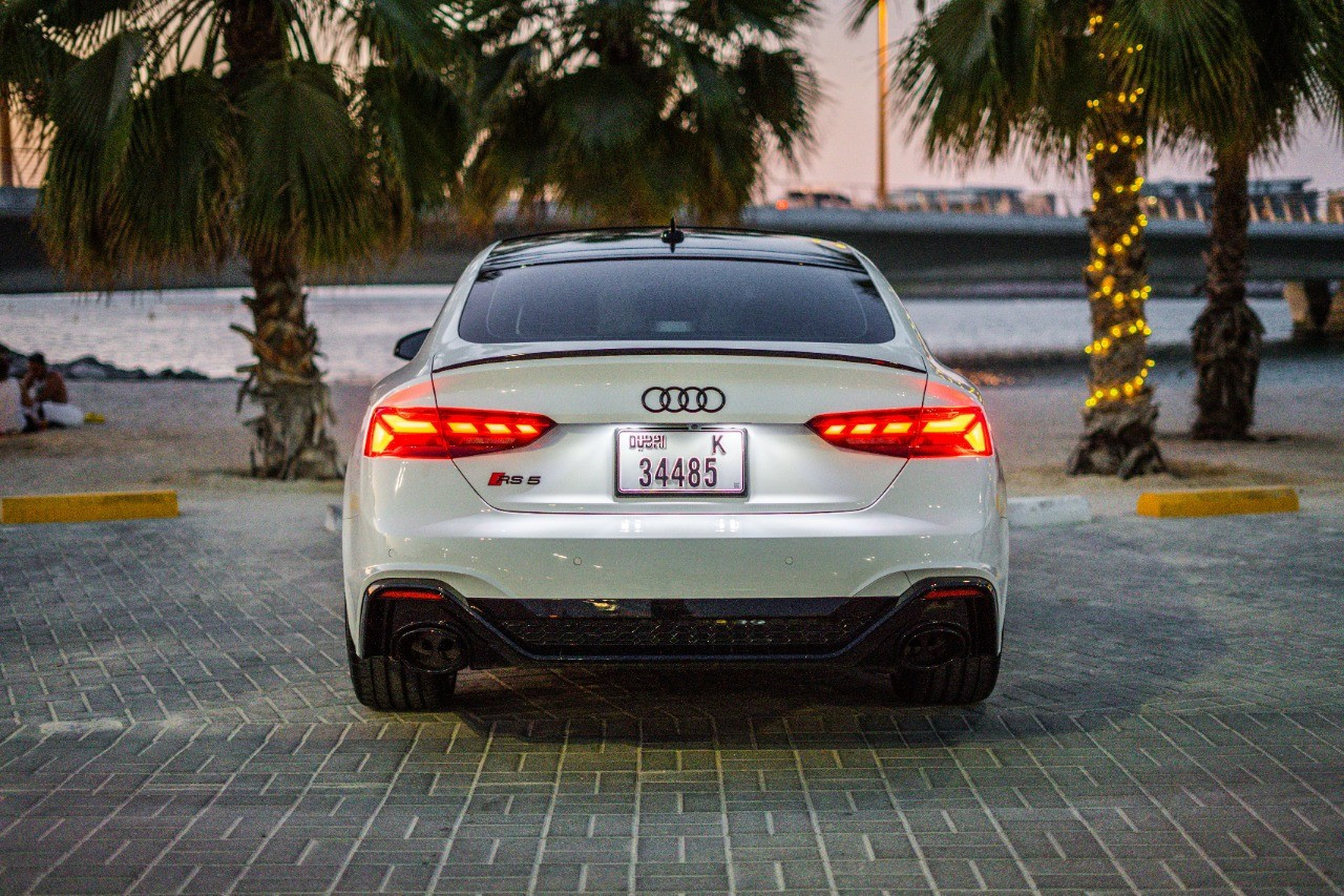 Blanc 2021 Audi A5 with RS5 Bodykit en location à Abu-Dhabi 3