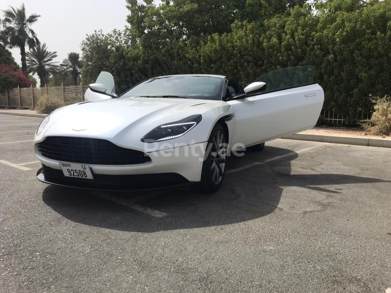 أبيض Aston Martin DB11 للإيجار في أبو ظبي 0