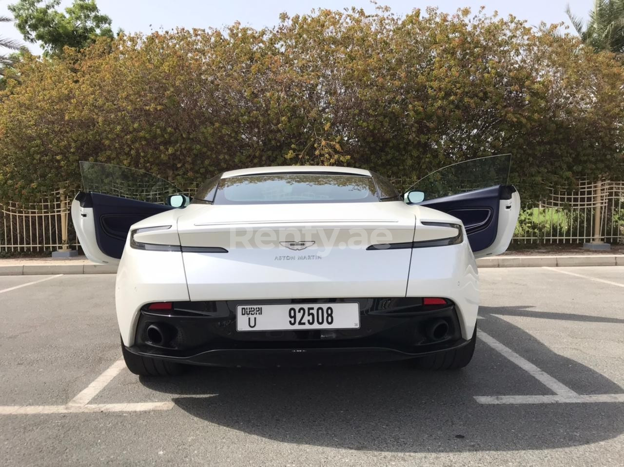 Weiß Aston Martin DB11 zur Miete in Dubai 9