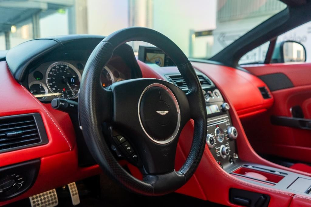 Verde Aston Martin Vantage en alquiler en Abu-Dhabi 3