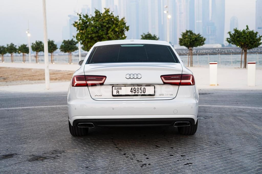 Blanco Audi A6 en alquiler en Abu-Dhabi 5