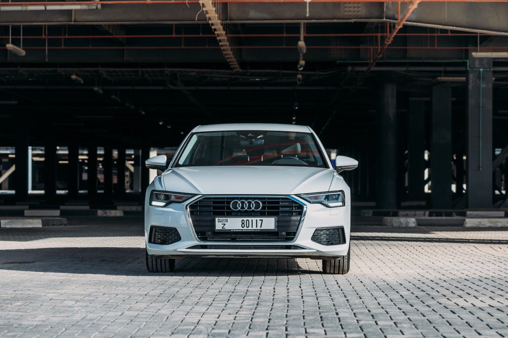 Blanc Audi A6 en location à Sharjah 0