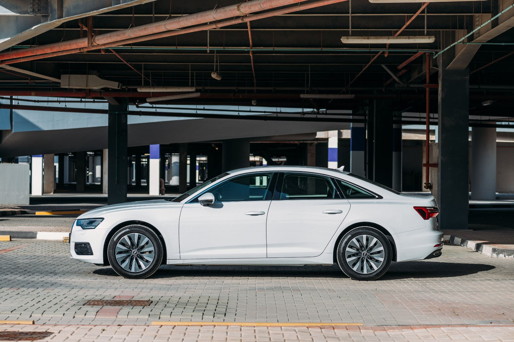 Blanc Audi A6 en location à Dubai 1