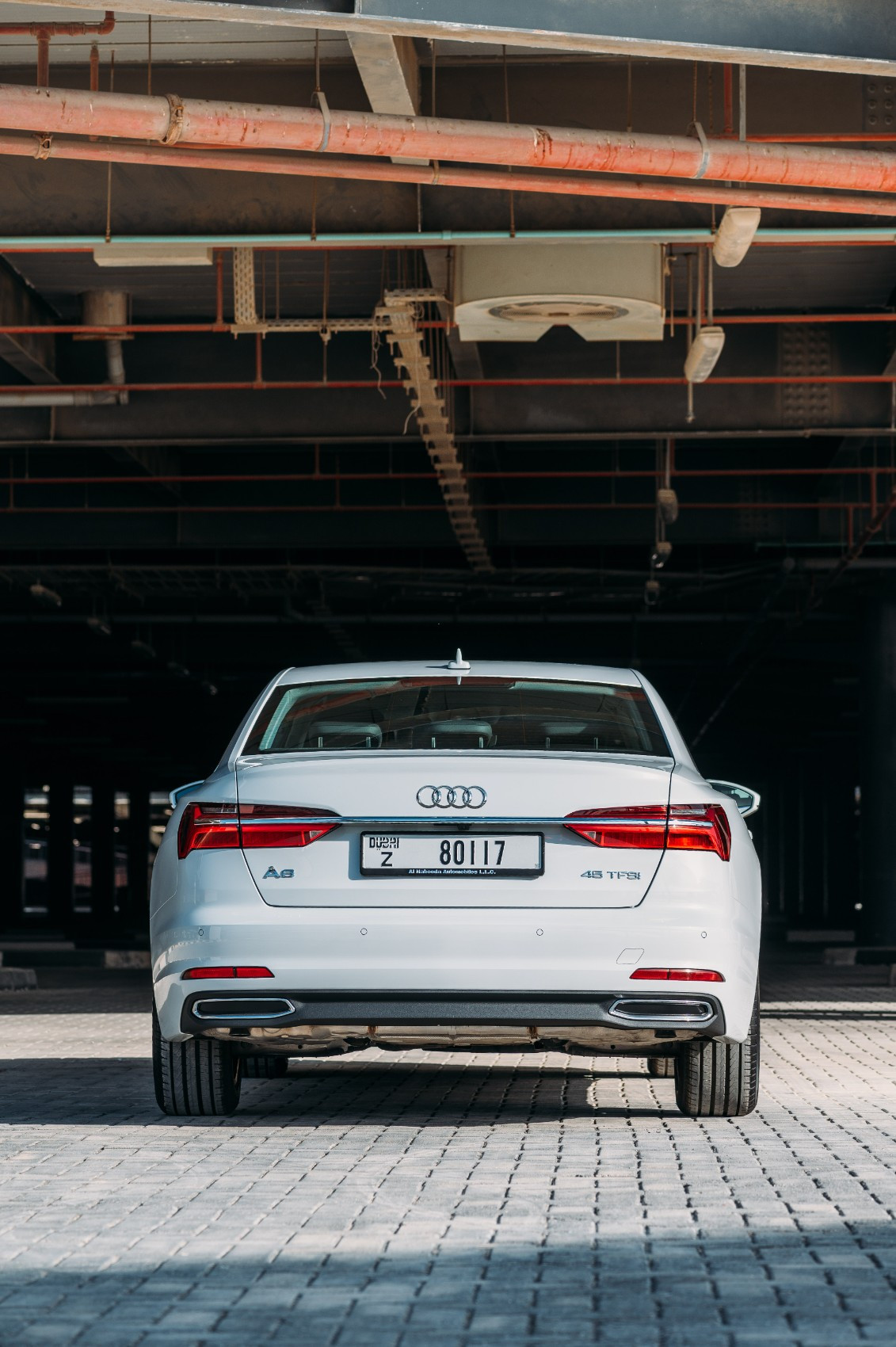 Blanco Audi A6 en alquiler en Abu-Dhabi 2