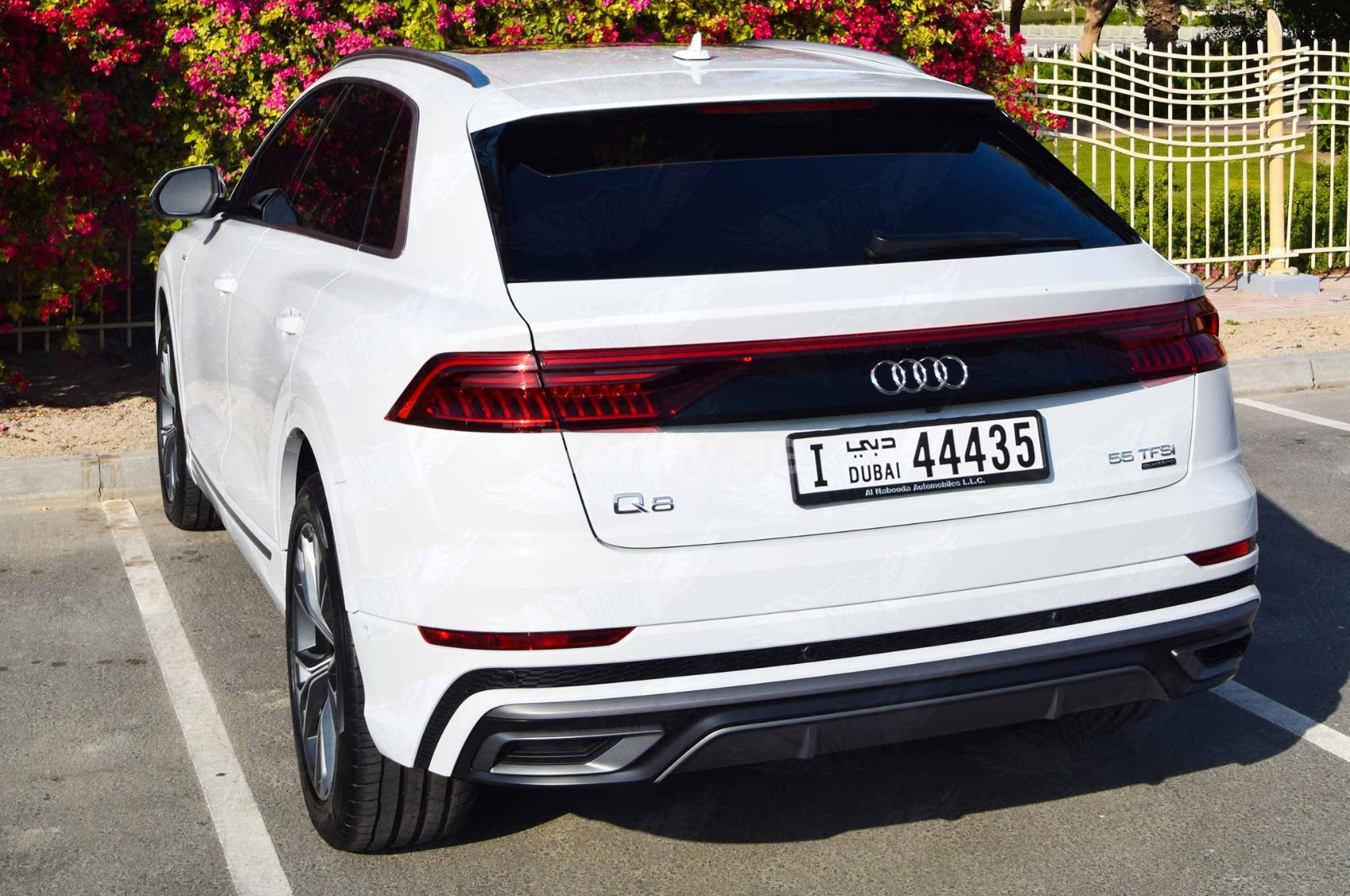 在迪拜租赁白色 Audi Q8 1