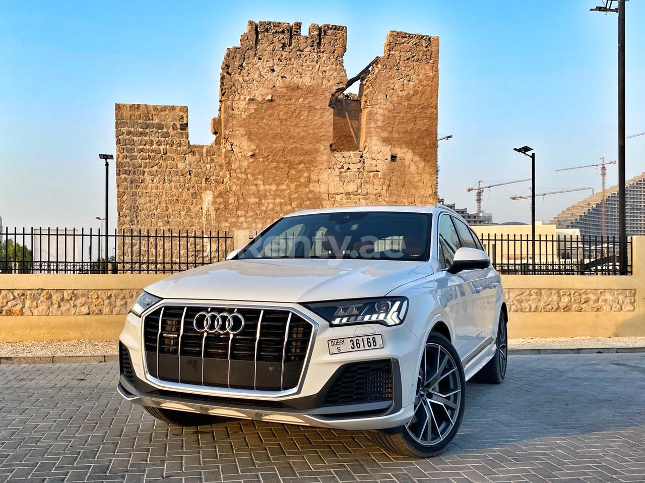 Blanc Audi Q7 en location à Abu-Dhabi 4