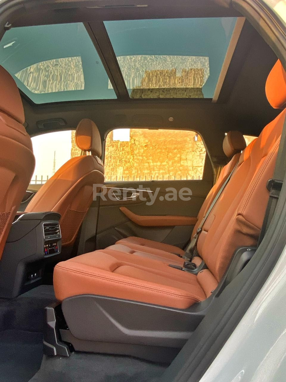 Weiß Audi Q7 zur Miete in Sharjah 5