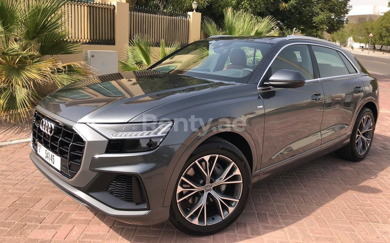 Blanco Audi Q8 en alquiler en Sharjah