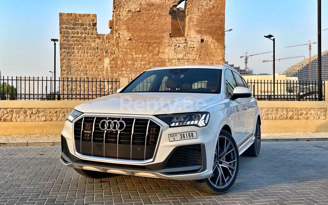 Blanc Audi Q7 en location à Abu-Dhabi