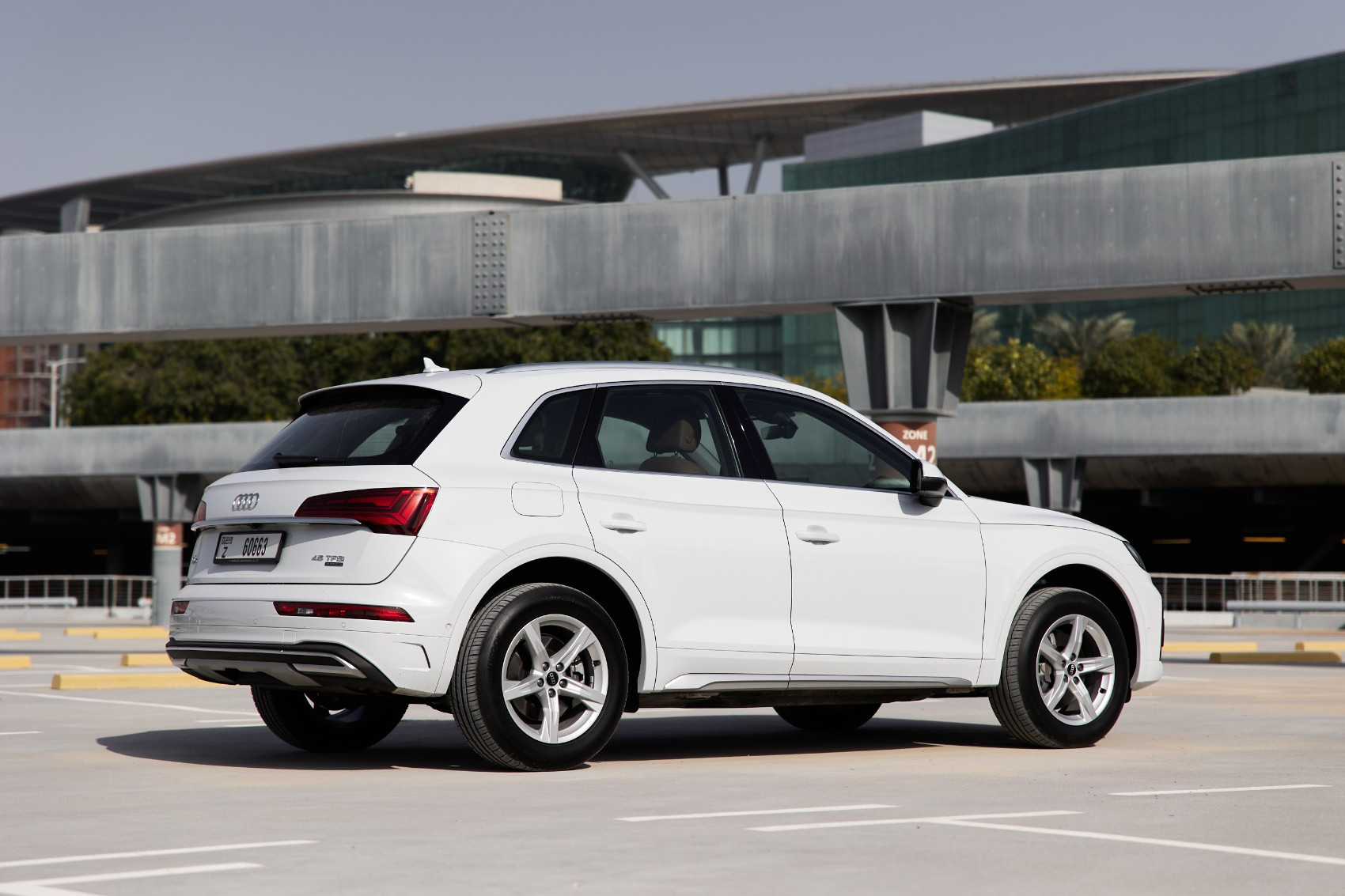 أبيض Audi Q5  45TFSI quattro للإيجار في الشارقة 1