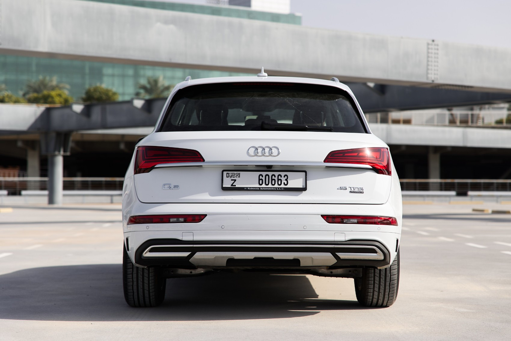 أبيض Audi Q5  45TFSI quattro للإيجار في الشارقة 2