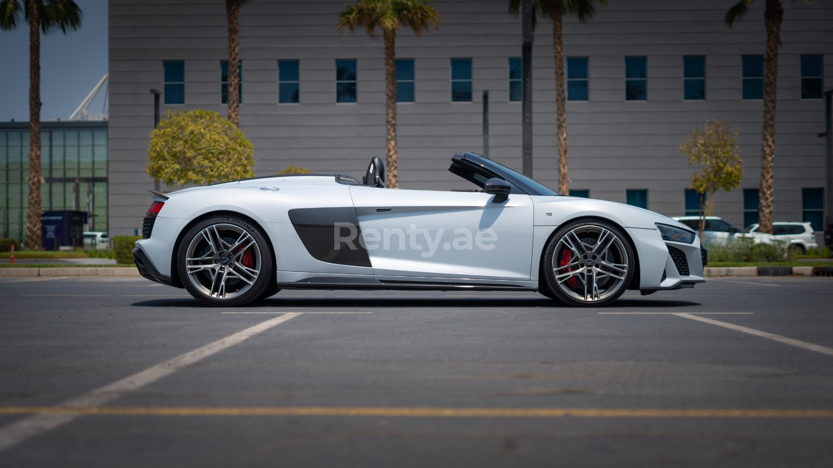 Blanco Audi R8  V10 Spyder en alquiler en Abu-Dhabi 1