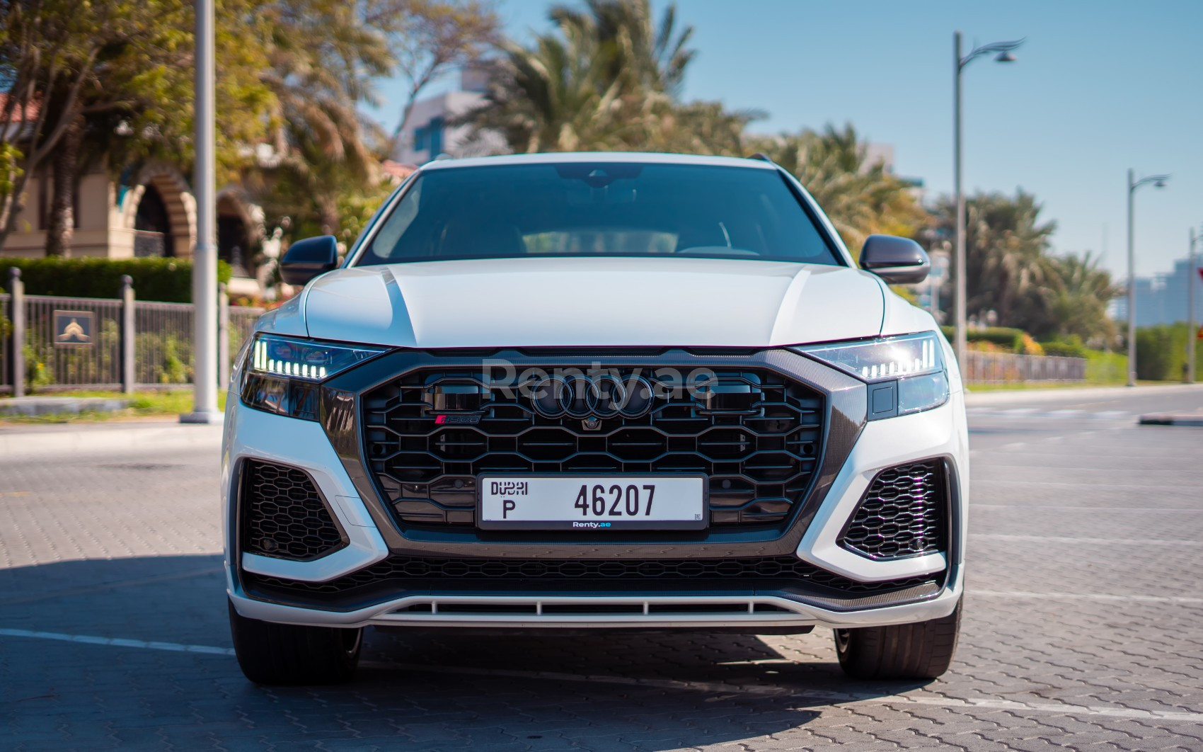 Белый Audi RSQ8 в аренду в Дубай 0