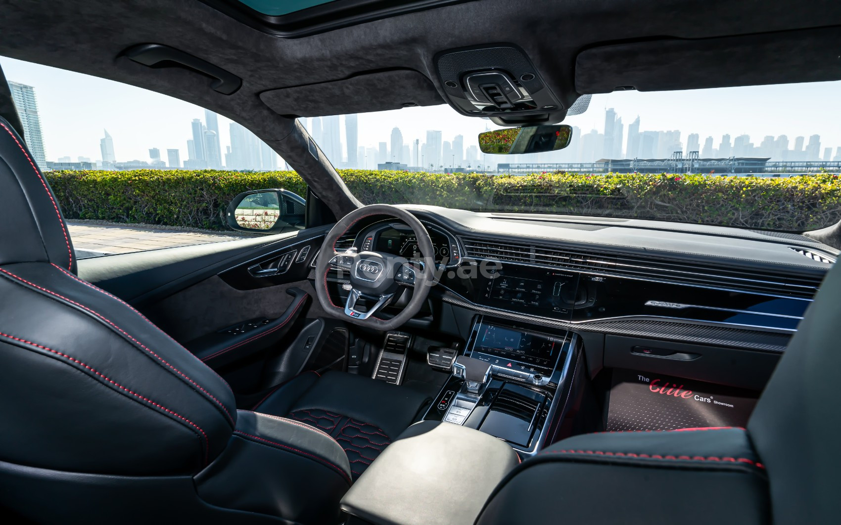 Blanc Audi RSQ8 en location à Abu-Dhabi 4