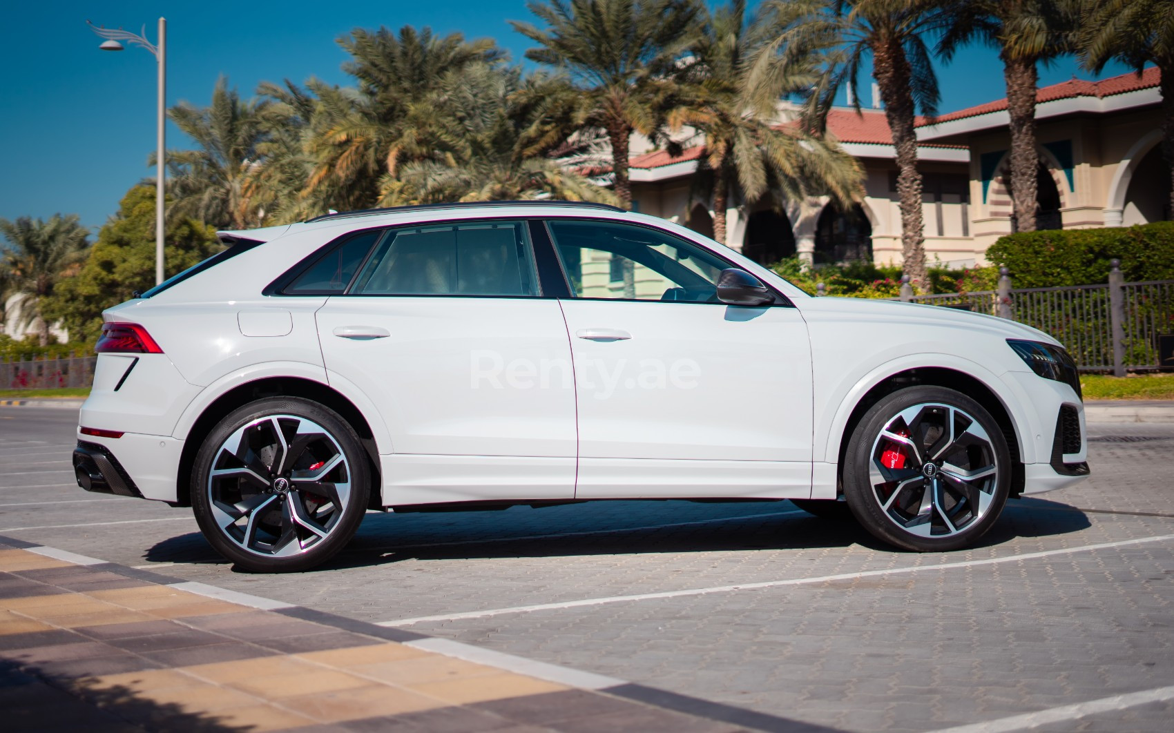 أبيض Audi RSQ8 للإيجار في دبي 6