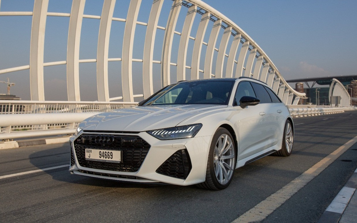 Bianca Audi RS6 in affitto a Abu-Dhabi