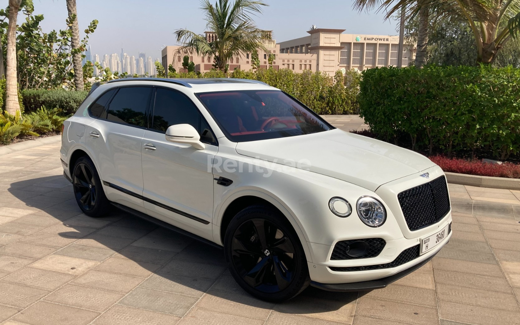 Blanc Bentley Bentayga en location à Abu-Dhabi