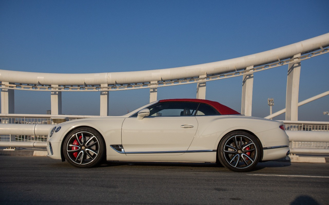 Blanco Bentley Continental GTC V12 en alquiler en Sharjah 2