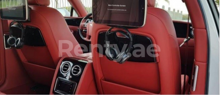 Blanco Bentley Flying Spur en alquiler en Sharjah 3