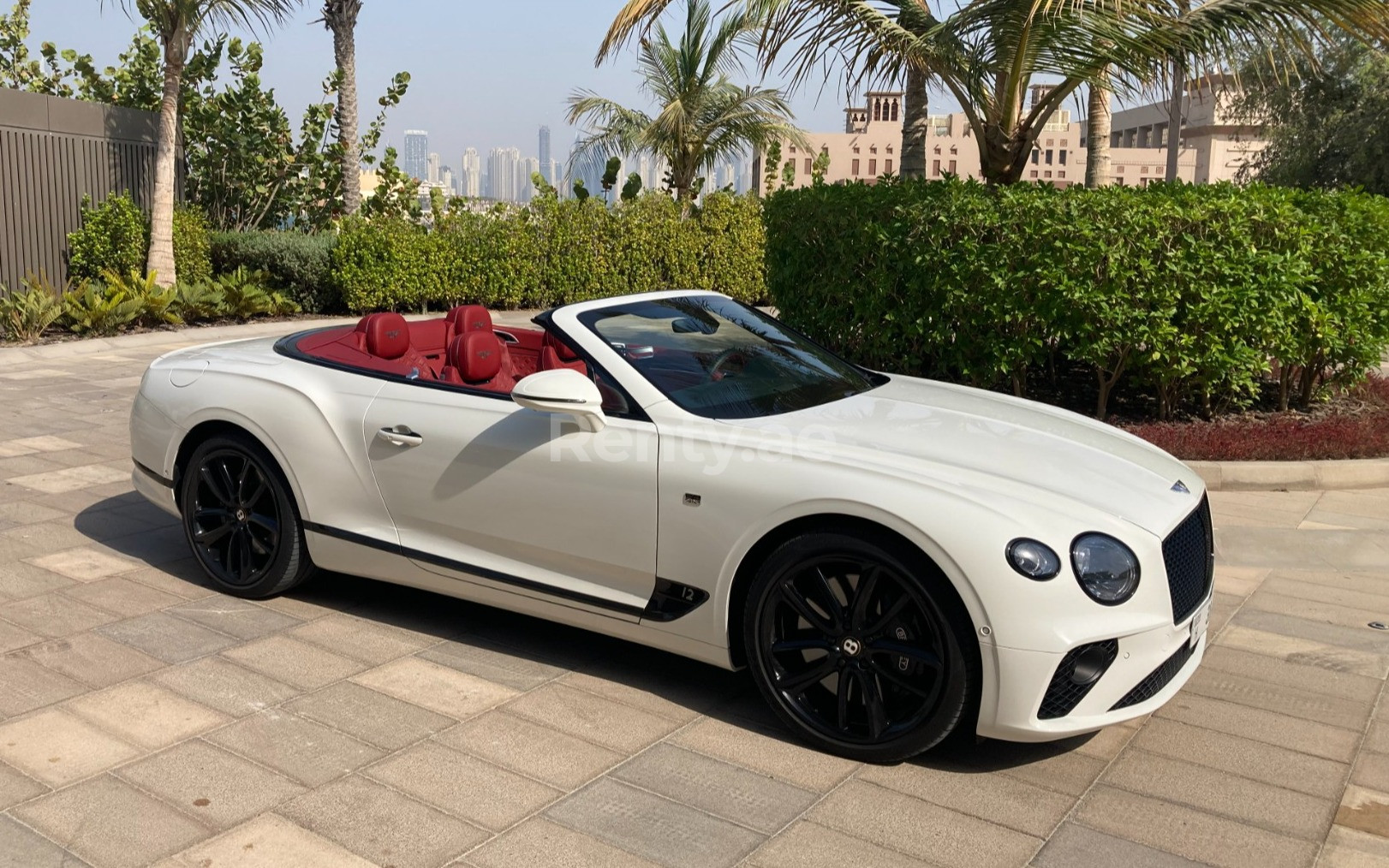 Blanc Bentley Continental GTC en location à Sharjah