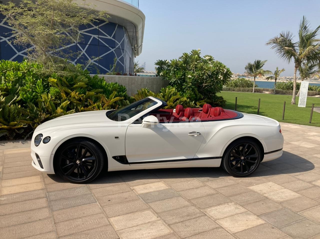 Blanco Bentley Continental GTC en alquiler en Dubai 2