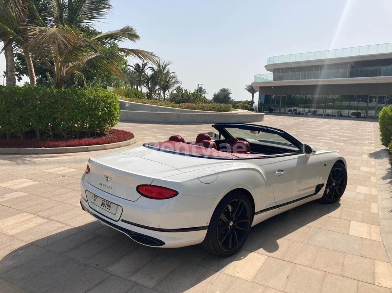 Weiß Bentley Continental GTC zur Miete in Sharjah 3