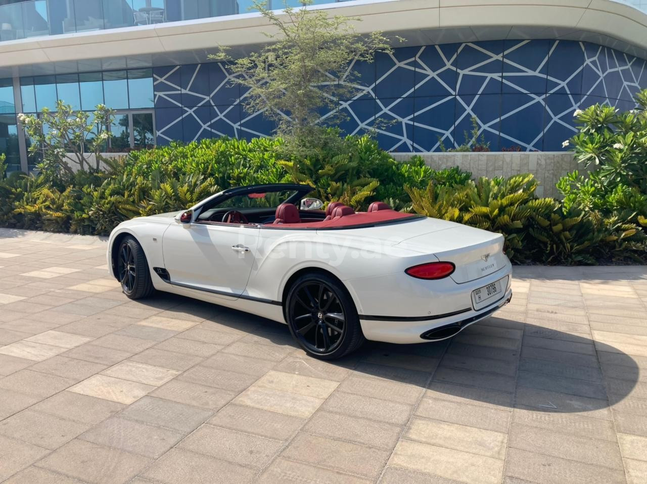 Blanc Bentley Continental GTC en location à Sharjah 4