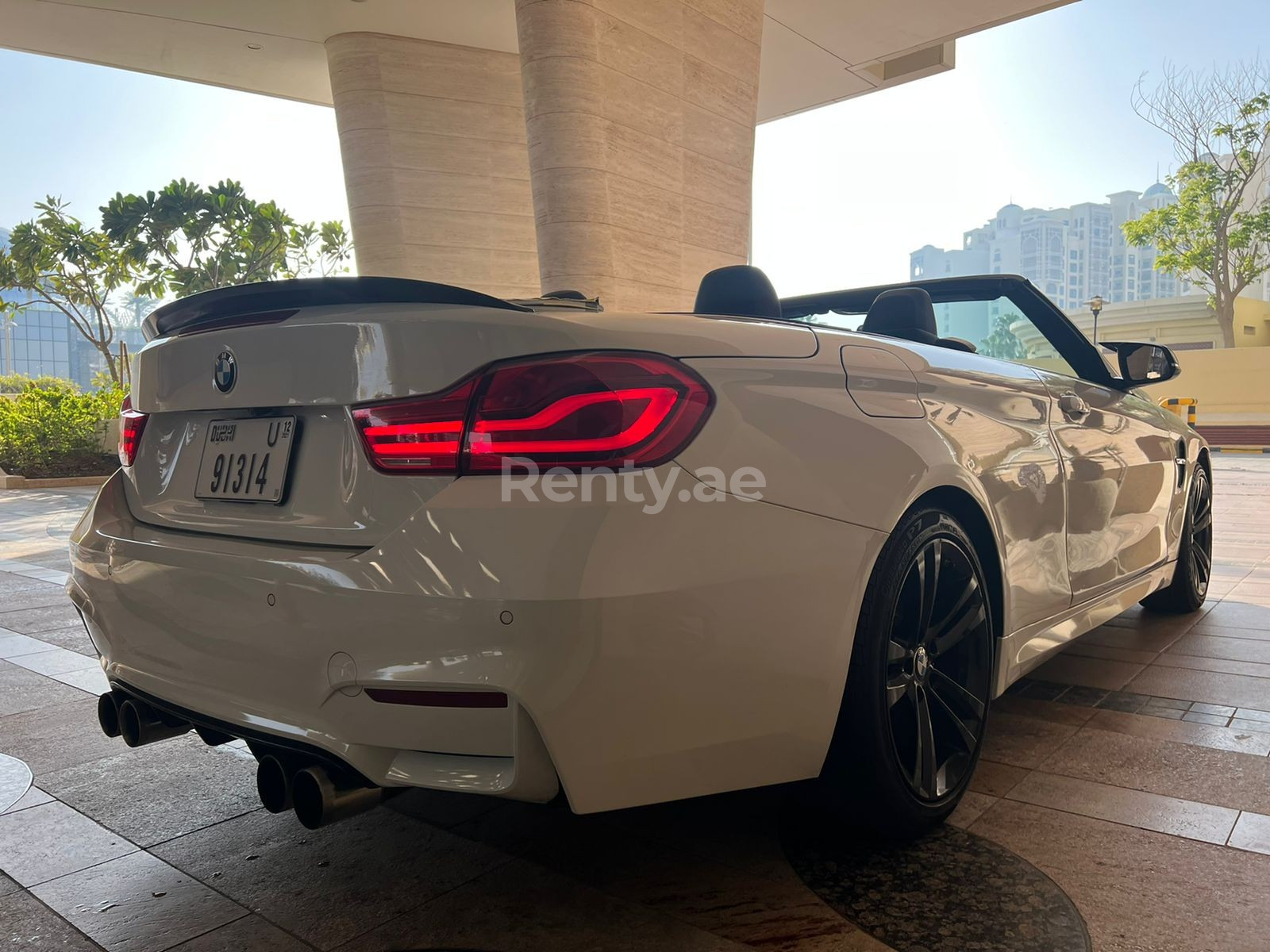 在沙迦租赁白色 BMW 4 Series 3