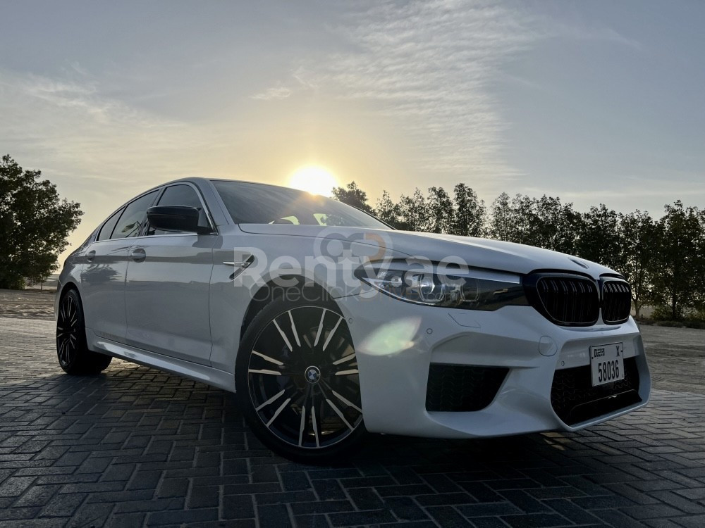 Blanc BMW 5 Series en location à Abu-Dhabi 0