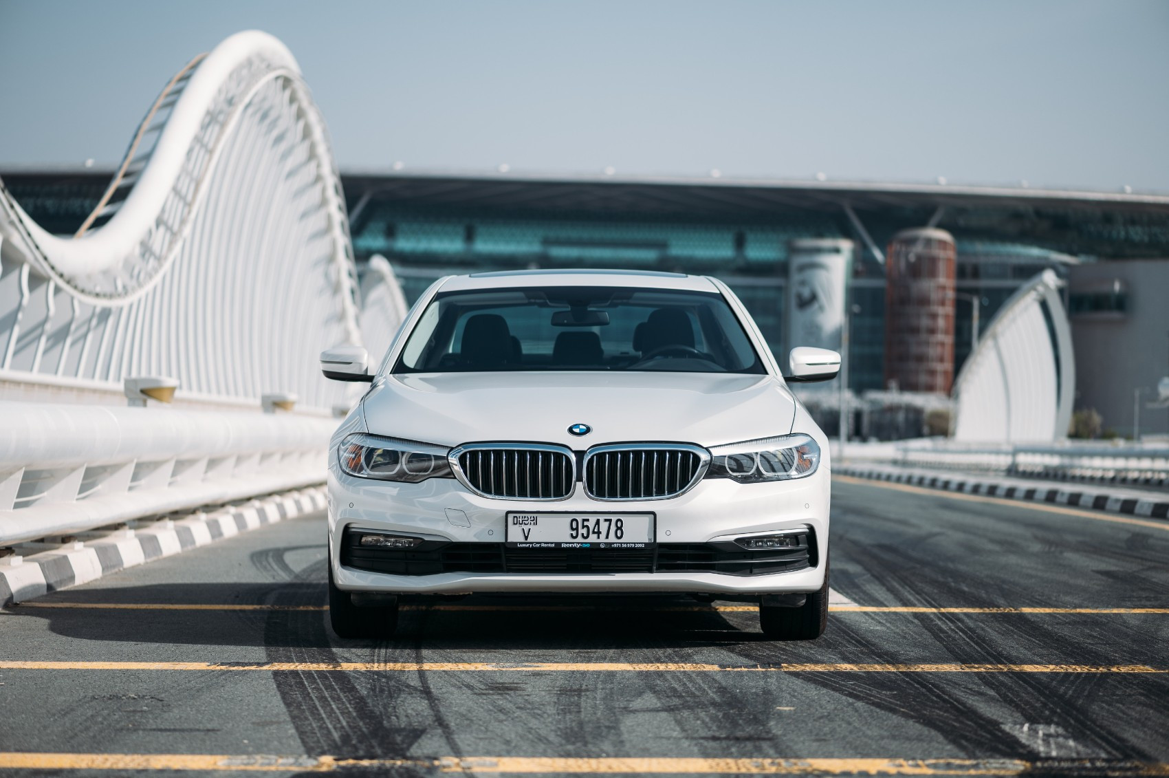 Blanc BMW 520i en location à Abu-Dhabi 0