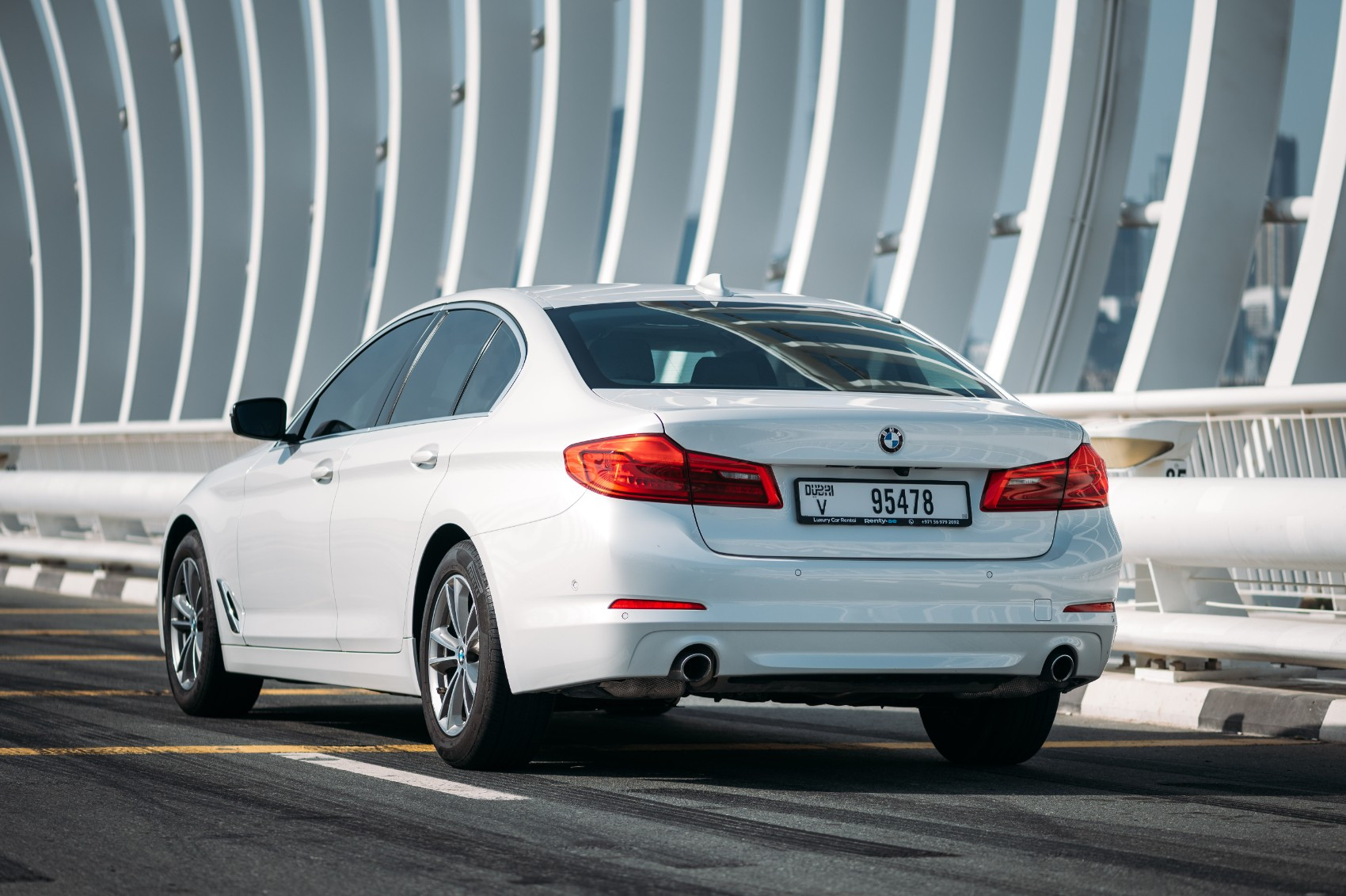 أبيض BMW 520i للإيجار في أبو ظبي 2