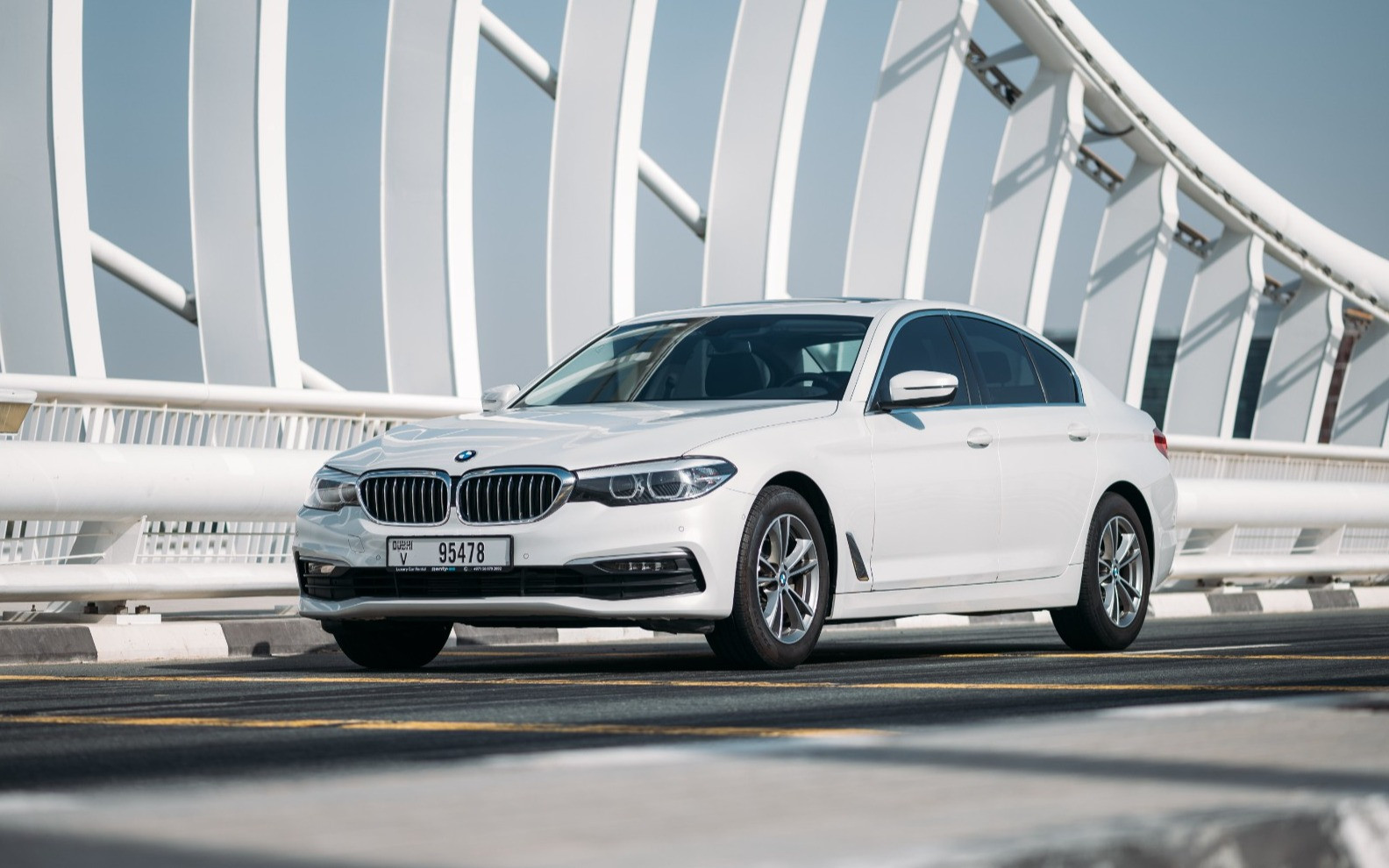 Blanc BMW 520i en location à Abu-Dhabi