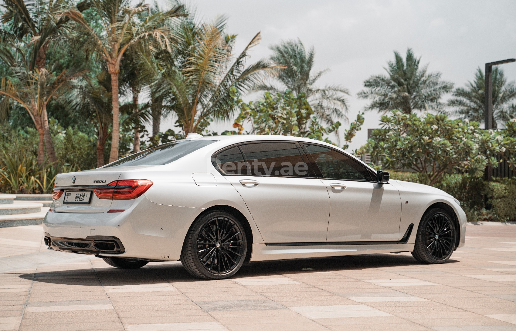 Blanc BMW 750 XDrive en location à Dubai 0