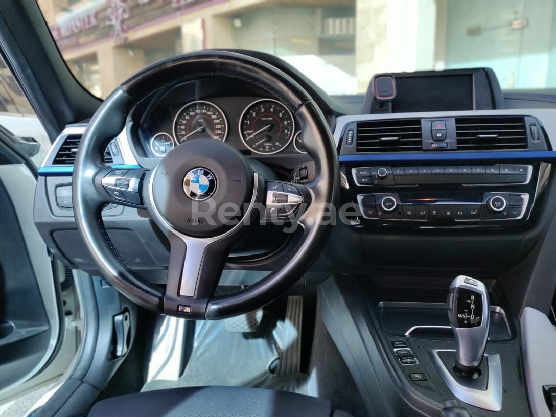 أبيض BMW 318 للإيجار في دبي 2