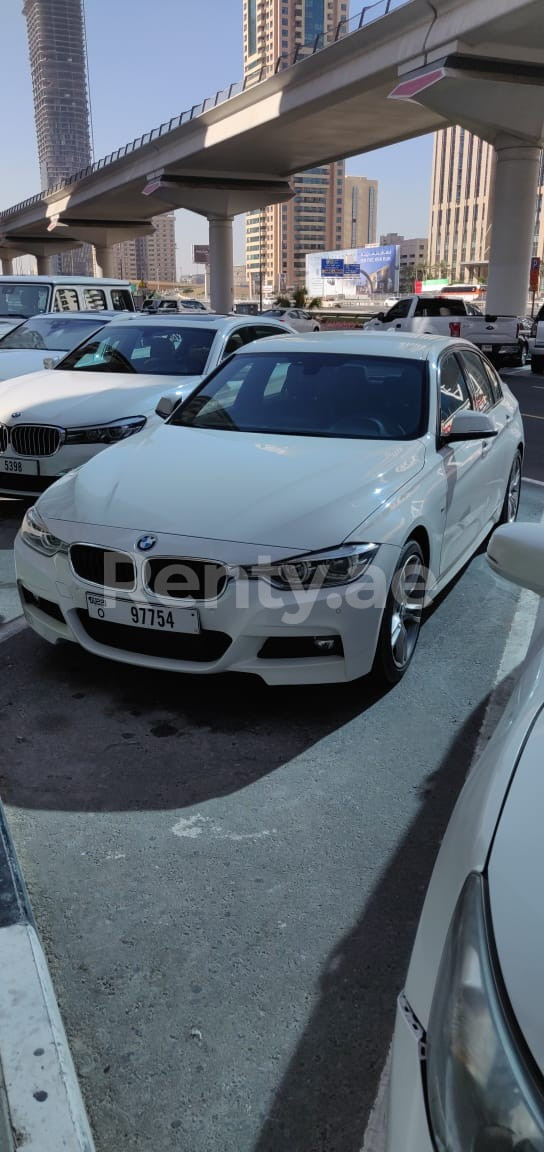 Blanco BMW 318 en alquiler en Sharjah 4