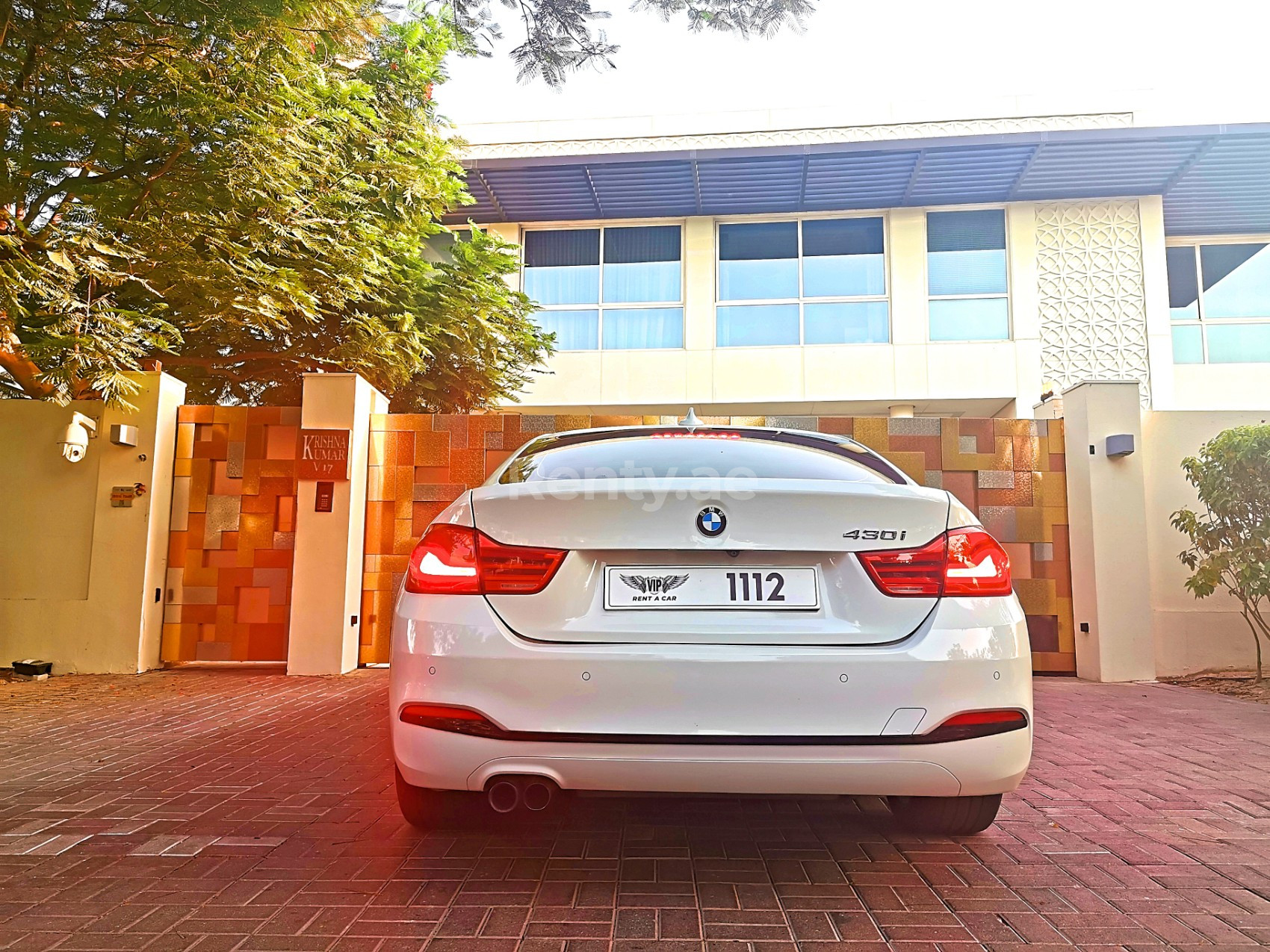 Blanco BMW 4 Series en alquiler en Sharjah 2