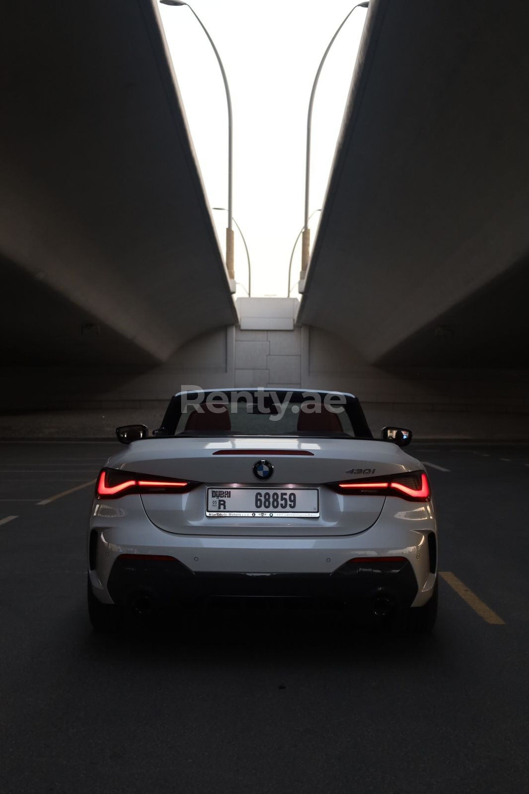 Blanc BMW 430i cabrio en location à Sharjah 2