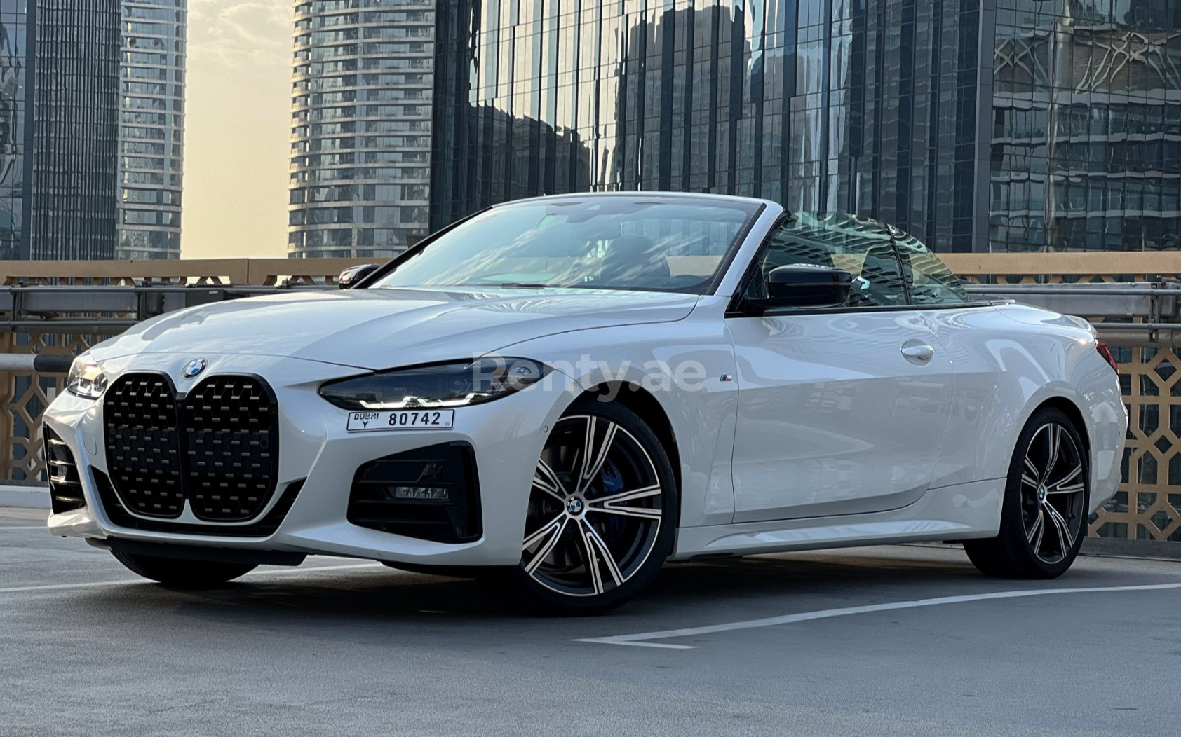 Blanco BMW 430i cabrio en alquiler en Sharjah