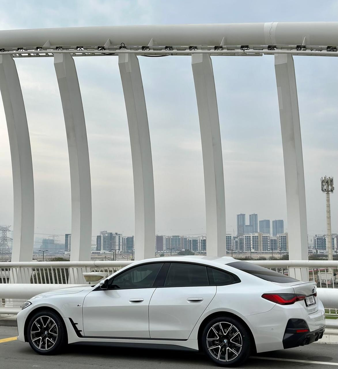 Blanc BMW 420i en location à Abu-Dhabi 1