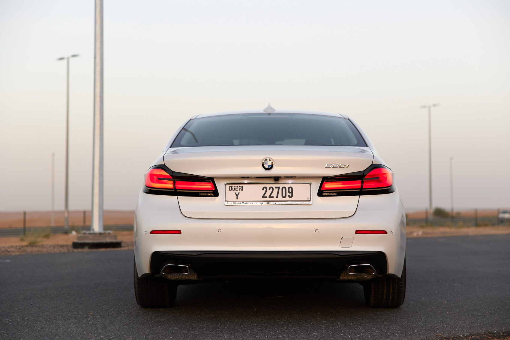 Bianca BMW 520i in affitto a Dubai 2