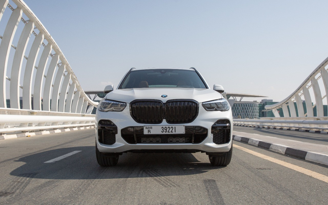 Blanc BMW X5 40iM en location à Abu-Dhabi 0